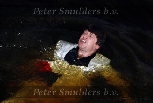 Amsterdam 10 december 2008
Beau v Erven Dorens springt in de Amstel van de mager brug ivm het uitkomen van zijn nieuwe boek. De Politie haalt hem uit het water.
Peter Smulders bv