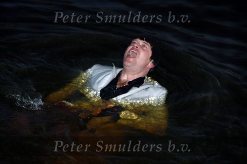 Amsterdam 10 december 2008
Beau v Erven Dorens springt in de Amstel van de mager brug ivm het uitkomen van zijn nieuwe boek. De Politie haalt hem uit het water.
Peter Smulders bv