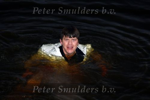 Amsterdam 10 december 2008
Beau v Erven Dorens springt in de Amstel van de mager brug ivm het uitkomen van zijn nieuwe boek. De Politie haalt hem uit het water.
Peter Smulders bv