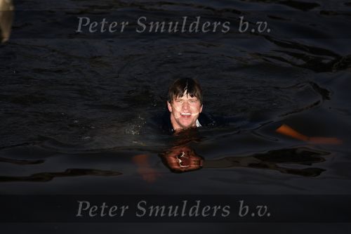 Amsterdam 10 december 2008
Beau v Erven Dorens springt in de Amstel van de mager brug ivm het uitkomen van zijn nieuwe boek. De Politie haalt hem uit het water.
Peter Smulders bv