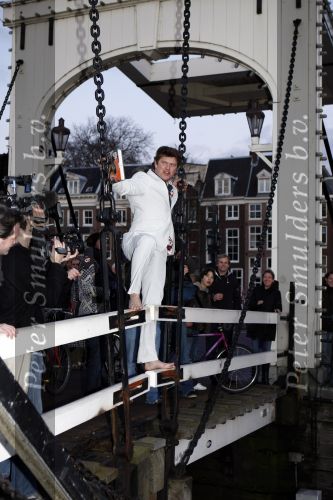 Amsterdam 10 december 2008
Beau v Erven Dorens springt in de Amstel van de mager brug ivm het uitkomen van zijn nieuwe boek. De Politie haalt hem uit het water.
Peter Smulders bv