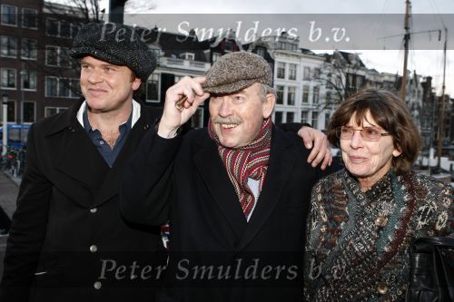 Amsterdam 10 december 2008
Beau v Erven Dorens springt in de Amstel van de mager brug ivm het uitkomen van zijn nieuwe boek. De Politie haalt hem uit het water. Beau met zijn vader en moeder
Peter Smulders bv