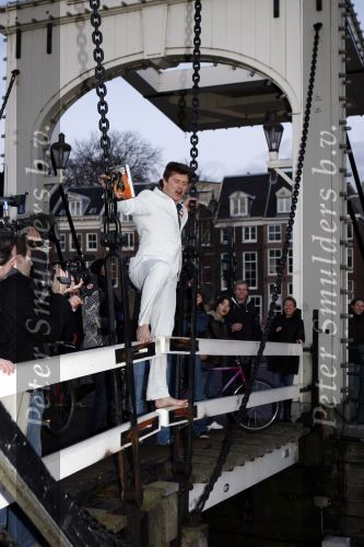 Amsterdam 10 december 2008
Beau v Erven Dorens springt in de Amstel van de mager brug ivm het uitkomen van zijn nieuwe boek. De Politie haalt hem uit het water.
Peter Smulders bv