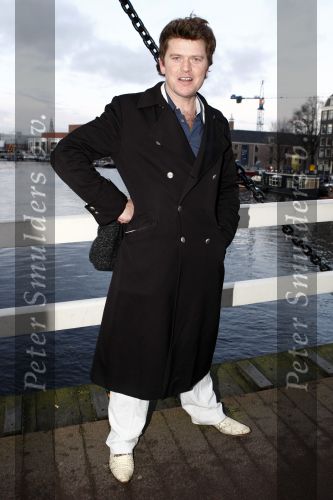 Amsterdam 10 december 2008
Beau v Erven Dorens springt in de Amstel van de mager brug ivm het uitkomen van zijn nieuwe boek. De Politie haalt hem uit het water.
Peter Smulders bv