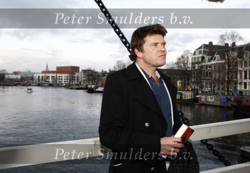 Amsterdam 10 december 2008
Beau v Erven Dorens springt in de Amstel van de mager brug ivm het uitkomen van zijn nieuwe boek. De Politie haalt hem uit het water.
Peter Smulders bv