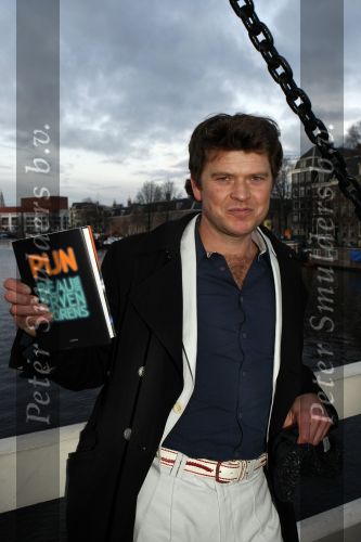 Amsterdam 10 december 2008
Beau v Erven Dorens springt in de Amstel van de mager brug ivm het uitkomen van zijn nieuwe boek. De Politie haalt hem uit het water.
Peter Smulders bv