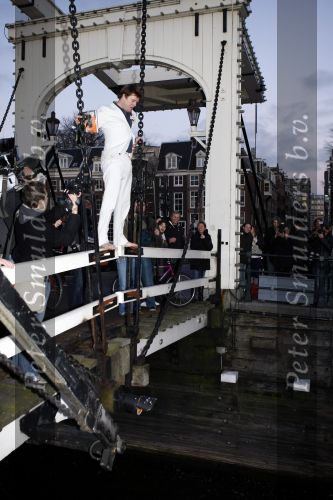 Amsterdam 10 december 2008
Beau v Erven Dorens springt in de Amstel van de mager brug ivm het uitkomen van zijn nieuwe boek. De Politie haalt hem uit het water.
Peter Smulders bv