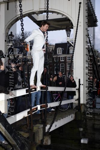 Amsterdam 10 december 2008
Beau v Erven Dorens springt in de Amstel van de mager brug ivm het uitkomen van zijn nieuwe boek. De Politie haalt hem uit het water.
Peter Smulders bv