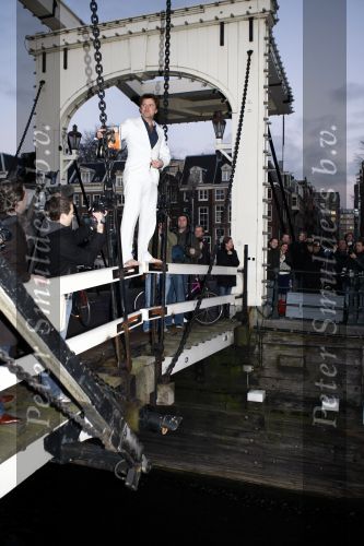 Amsterdam 10 december 2008
Beau v Erven Dorens springt in de Amstel van de mager brug ivm het uitkomen van zijn nieuwe boek. De Politie haalt hem uit het water.
Peter Smulders bv