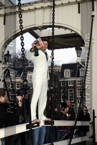 Amsterdam 10 december 2008
Beau v Erven Dorens springt in de Amstel van de mager brug ivm het uitkomen van zijn nieuwe boek. De Politie haalt hem uit het water.
Peter Smulders bv