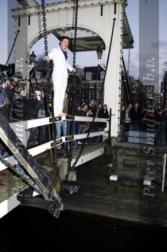 Amsterdam 10 december 2008
Beau v Erven Dorens springt in de Amstel van de mager brug ivm het uitkomen van zijn nieuwe boek. De Politie haalt hem uit het water.
Peter Smulders bv