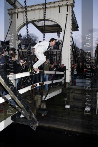 Amsterdam 10 december 2008
Beau v Erven Dorens springt in de Amstel van de mager brug ivm het uitkomen van zijn nieuwe boek. De Politie haalt hem uit het water.
Peter Smulders bv