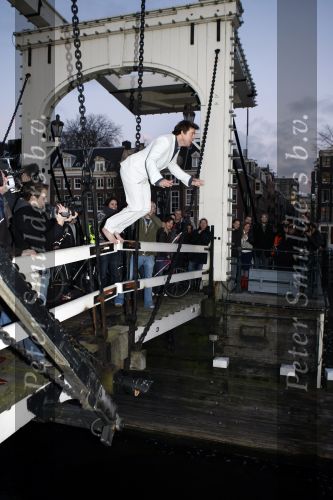 Amsterdam 10 december 2008
Beau v Erven Dorens springt in de Amstel van de mager brug ivm het uitkomen van zijn nieuwe boek. De Politie haalt hem uit het water.
Peter Smulders bv