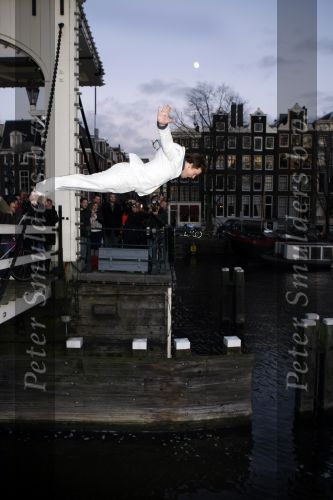 Amsterdam 10 december 2008
Beau v Erven Dorens springt in de Amstel van de mager brug ivm het uitkomen van zijn nieuwe boek. De Politie haalt hem uit het water.
Peter Smulders bv