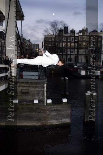 Amsterdam 10 december 2008
Beau v Erven Dorens springt in de Amstel van de mager brug ivm het uitkomen van zijn nieuwe boek. De Politie haalt hem uit het water.
Peter Smulders bv