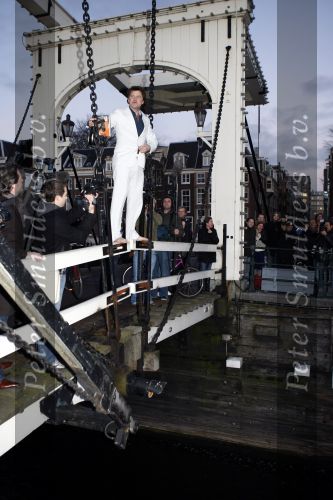 Amsterdam 10 december 2008
Beau v Erven Dorens springt in de Amstel van de mager brug ivm het uitkomen van zijn nieuwe boek. De Politie haalt hem uit het water.
Peter Smulders bv