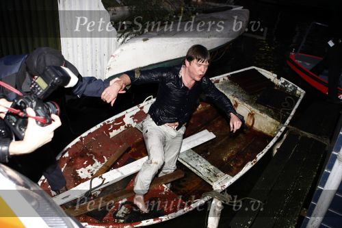 Amsterdam 10 december 2008
Beau v Erven Dorens springt in de Amstel van de mager brug ivm het uitkomen van zijn nieuwe boek. De Politie haalt hem uit het water.
Peter Smulders bv