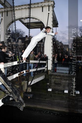 Amsterdam 10 december 2008
Beau v Erven Dorens springt in de Amstel van de mager brug ivm het uitkomen van zijn nieuwe boek. De Politie haalt hem uit het water.
Peter Smulders bv