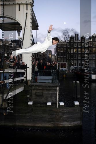 Amsterdam 10 december 2008
Beau v Erven Dorens springt in de Amstel van de mager brug ivm het uitkomen van zijn nieuwe boek. De Politie haalt hem uit het water.
Peter Smulders bv