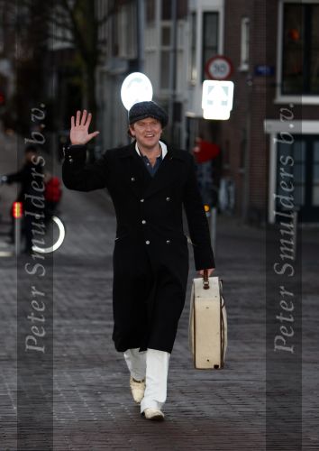 Amsterdam 10 december 2008
Beau v Erven Dorens springt in de Amstel van de mager brug ivm het uitkomen van zijn nieuwe boek. De Politie haalt hem uit het water.
Peter Smulders bv