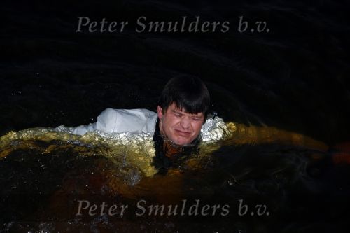 Amsterdam 10 december 2008
Beau v Erven Dorens springt in de Amstel van de mager brug ivm het uitkomen van zijn nieuwe boek. De Politie haalt hem uit het water.
Peter Smulders bv