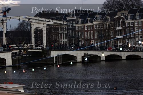 Amsterdam 10 december 2008
Beau v Erven Dorens springt in de Amstel van de mager brug ivm het uitkomen van zijn nieuwe boek. De Politie haalt hem uit het water.
Peter Smulders bv