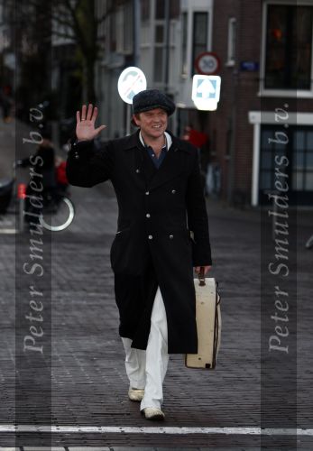 Amsterdam 10 december 2008
Beau v Erven Dorens springt in de Amstel van de mager brug ivm het uitkomen van zijn nieuwe boek. De Politie haalt hem uit het water.
Peter Smulders bv