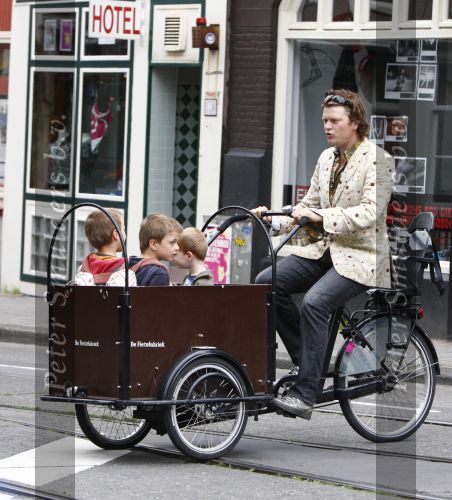Amsterdam 11 augustus 2008
Beau v Erve Dorens en zijn vrouw selly brengen met de bakfiets de kinderen naar school voor hun eerste schooldag na de vakantiue.