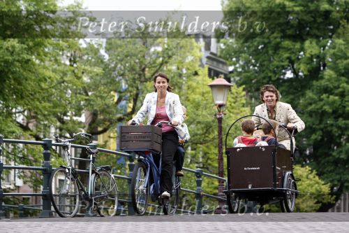 Amsterdam 11 augustus 2008
Beau v Erve Dorens en zijn vrouw selly brengen met de bakfiets de kinderen naar school voor hun eerste schooldag na de vakantiue.