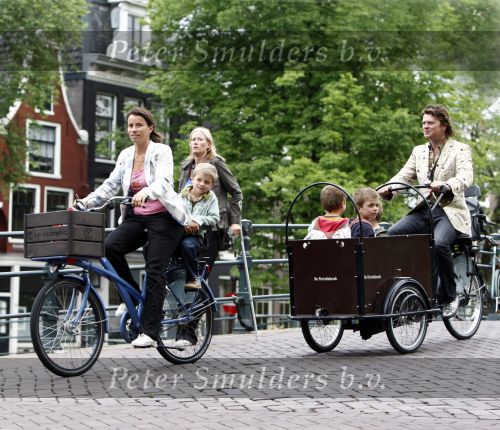 Amsterdam 11 augustus 2008
Beau v Erve Dorens en zijn vrouw selly brengen met de bakfiets de kinderen naar school voor hun eerste schooldag na de vakantiue.