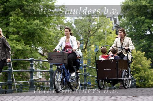 Amsterdam 11 augustus 2008
Beau v Erve Dorens en zijn vrouw selly brengen met de bakfiets de kinderen naar school voor hun eerste schooldag na de vakantiue.