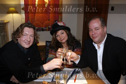 Doorn 11 januari 2008
Belinda Meuldijk tekent kontrakt voor musical Pipo.