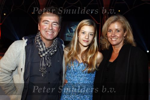 Amsterdam 9 december 2008
Opnames voor sterren kinderen dansen op het ijs. Bert v Leeuwen met zijn dochter Carlijn en vrouw
Peter Smulders bv