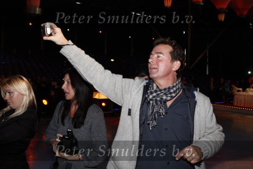 Amsterdam 9 december 2008
Opnames voor sterren kinderen dansen op het ijs. Bert v Leeuwen  met foto camera
Peter Smulders bv