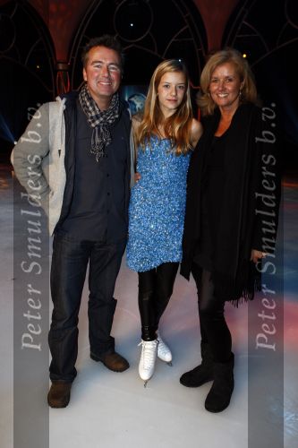 Amsterdam 9 december 2008
Opnames voor sterren kinderen dansen op het ijs. Bert v Leeuwen met zijn dochter Carlijn en vrouw
Peter Smulders bv