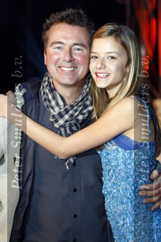 Amsterdam 9 december 2008
Opnames voor sterren kinderen dansen op het ijs. Bert v Leeuwen met zijn dochter Carlijn en vrouw
Peter Smulders bv