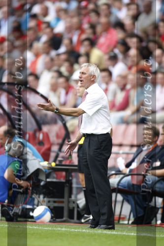 Eindhoven, 23 September 2007 Seizoen 2007/2008 Kompetitewedstrijd PSV-Feyenoord, eindstand 4-0
Feyenoord-trainer Bert v Marwijk