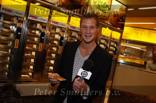 Amsterdam 7 oktober 2007
Presentator BNN spuiten en slikken eet kroket bij febo . premiere Alles is liefde in Tuschinski