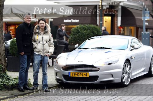 Amsterdam 15 november 2008
Bram Moszkowicz met zijn zoon Nathan in aston martin op de cornelis schuytstraat.
Peter Smulders bv