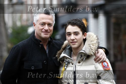 Amsterdam 15 november 2008
Bram Moszkowicz met zijn zoon Nathan in aston martin op de cornelis schuytstraat.
Peter Smulders bv