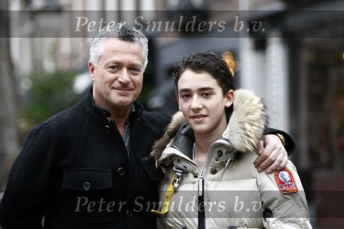 Amsterdam 15 november 2008
Bram Moszkowicz met zijn zoon Nathan in aston martin op de cornelis schuytstraat.
Peter Smulders bv