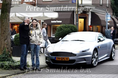 Amsterdam 15 november 2008
Bram Moszkowicz met zijn zoon Nathan in aston martin op de cornelis schuytstraat.
Peter Smulders bv