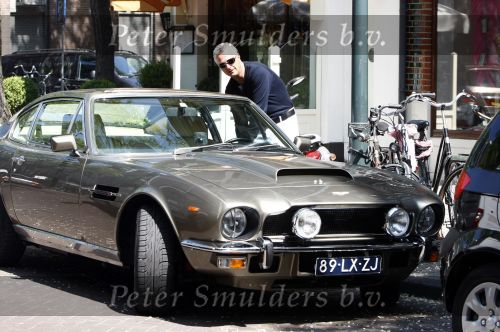 Amsterdam 24 mei 2008
Bram Moszkowicz goed afgevallen en met zijn old timer Aston Martin uit 1970.