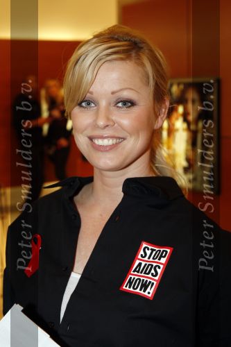 Amsterdam 1 december 2007
Bekende nederlanders verkopen op wereld aids dag draagtassen voor het goede doel in de bijenkorf. Bridget Maasland
Peter Smulders bv