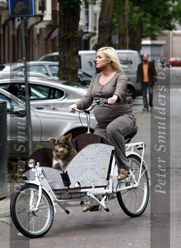 Amsterdam 20 augustus 2008
Bridget Maasland met bakfiets en hond.