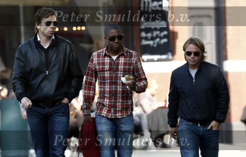 Amsterdam 11 oktober 2008
Bryan Roy eet broodje met Danny Muller en nog een vriend.