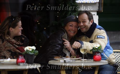 Amsterdam 8 januari 2007
Carlo Boszhard en Viola Holt met dochter op terras van pc hooftstraat.