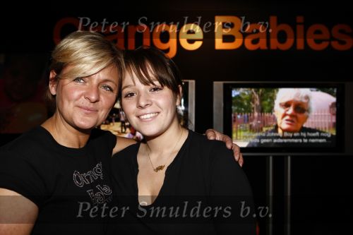 Amsterdam 13 december 2008
Caroline Tensen met dochter Lotte op de stand van Orange Babies op de miljonairfair.
Peter Smulders bv