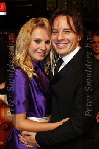 Amsterdam 13 oktober 2008
Cas Jansen met vriendin Annelieke Bouwens bij premiere Bride flight in tuschinski.