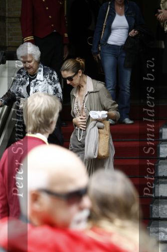 Amsterdam 5 juni 2008
Celine Dion haar man Rene en dochter vertrekken uit het Amstel Hotel om vanaf schiphol oost met een prive vliegtuig naar Denemarken te vliegen.
Celine nam alle tijd om de fans een handtekening te geven en om met ze op de foto te gaan.